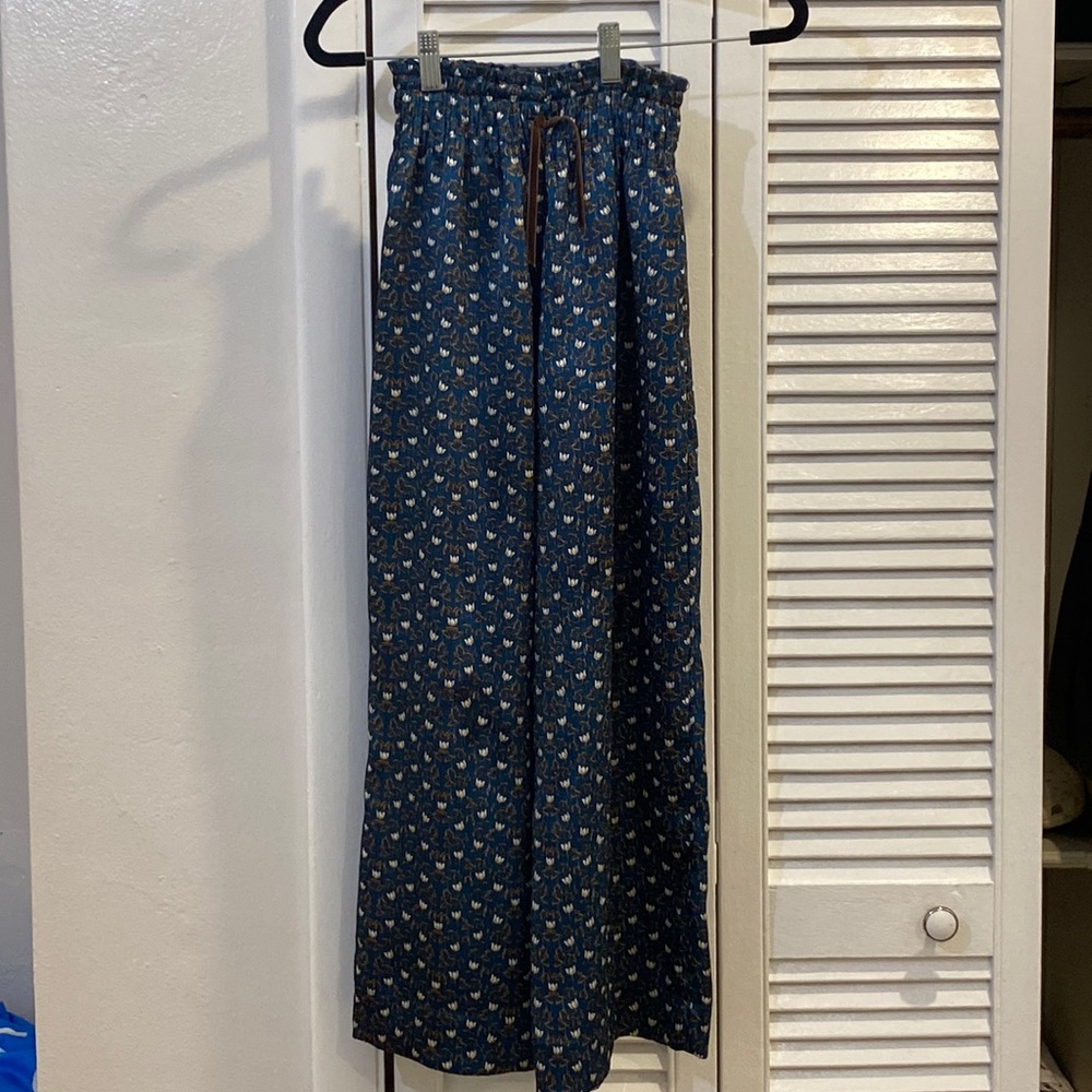 Zara silk pants in a beautiful print. Never worn